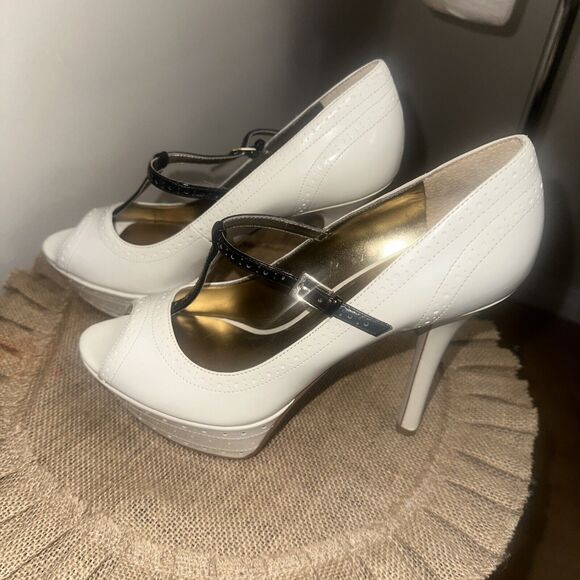 NEW Guess Platform Platform Stiletto Heel Peep Toe Cream Black T Strap Sz 9 NEW - Picture 5 of 11